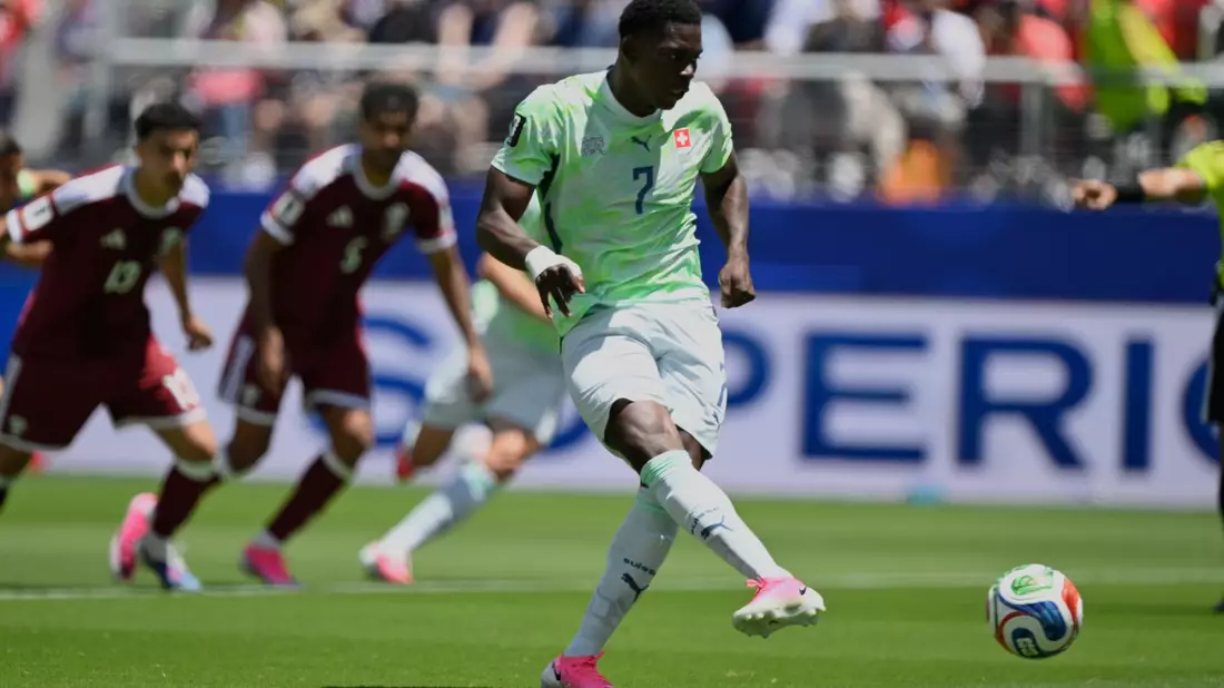 Embolo zeigte beim 1:0 keine Nerven. - Bild: Eakin Howard/AP/dpa