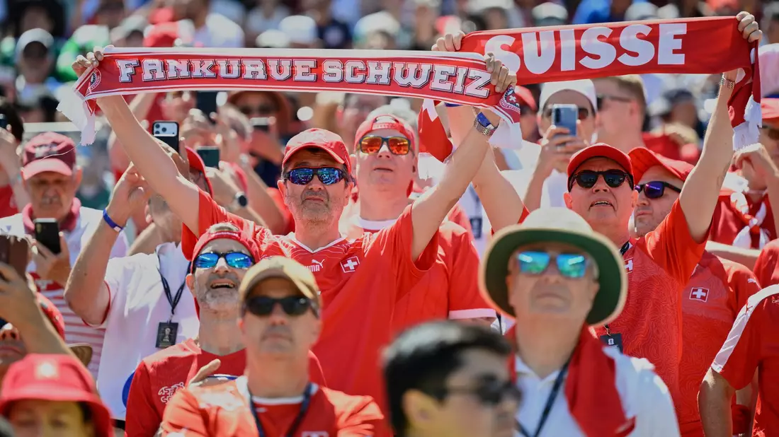 Die Schweizer Fans waren schon früh auf den Beinen. - Bild: Eakin Howard/FR171640 AP/AP/dpa