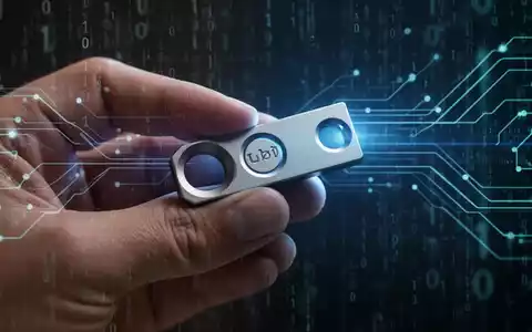Nahaufnahme einer Hand, die einen modernen Hardware-Sicherheitsschlüssel hält, umgeben von abstrakten digitalen Sicherheitslinien. - Foto: über boerse-global.de
