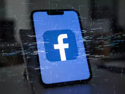 Ein Smartphone-Bildschirm zeigt ein verzerrtes Facebook-Logo, umgeben von abstrakten digitalen Datenströmen, die Datenschutzprobleme symbolisieren. - Foto: über boerse-global.de