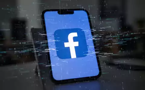 Ein Smartphone-Bildschirm zeigt ein verzerrtes Facebook-Logo, umgeben von abstrakten digitalen Datenströmen, die Datenschutzprobleme symbolisieren. - Foto: über boerse-global.de