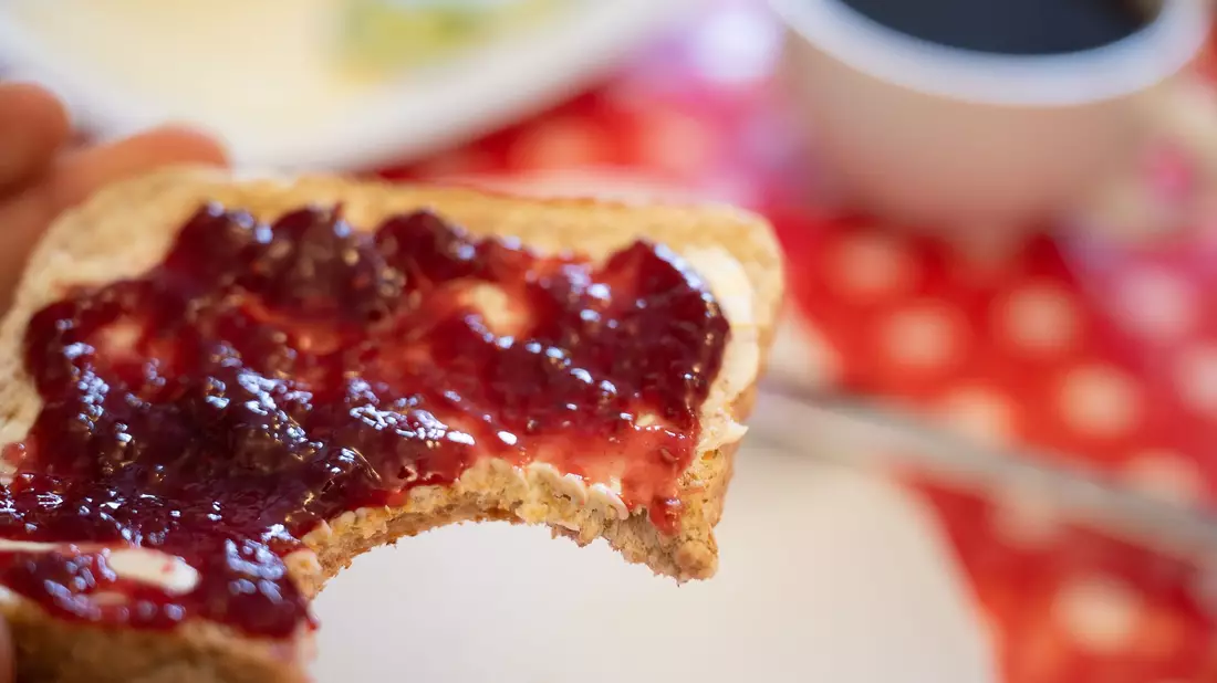 Mit der nun in Kraft getretenen Verordnung ist die Wortklauberei um «Konfitüre» und «Fruchtaufstrich» vom (Frühstücks-)Tisch. (Symbolbild) - Bild: Sebastian Gollnow/dpa