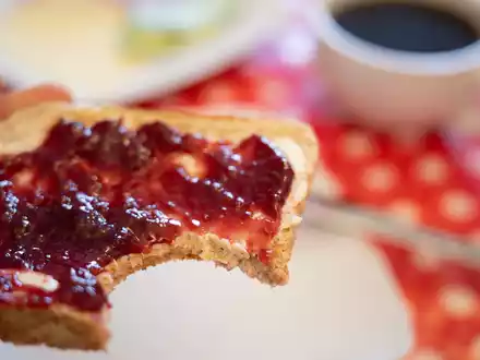 Mit der nun in Kraft getretenen Verordnung ist die Wortklauberei um «Konfitüre» und «Fruchtaufstrich» vom (Frühstücks-)Tisch. (Symbolbild) - Foto: Sebastian Gollnow/dpa