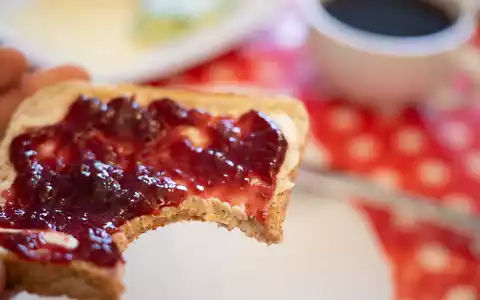 Mit der nun in Kraft getretenen Verordnung ist die Wortklauberei um «Konfitüre» und «Fruchtaufstrich» vom (Frühstücks-)Tisch. (Symbolbild) - Foto: Sebastian Gollnow/dpa