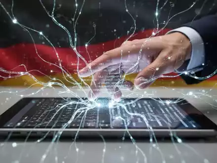 Eine Hand, die über einem Tablet schwebt, auf dem leuchtende neuronale Netzlinien die KI-Textgenerierung symbolisieren. - Foto: über boerse-global.de