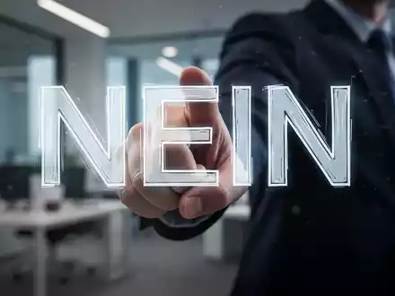 Eine Hand schiebt das Wort „NEIN“ weg, im Hintergrund ein unscharfes Büro. Symbolisiert das Setzen von Grenzen und Resilienz. - Foto: über boerse-global.de