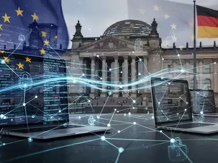 Digitale Darstellung von Gesetzestext und Datenfluss über ein Netzwerk, überlagert mit EU-Flaggen und dem Bundestag im Hintergrund. - Foto: über boerse-global.de