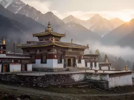 Ein ruhiges, altes tibetisches Kloster in den Himalaya-Bergen bei Sonnenaufgang, umgeben von sanftem Nebel. - Foto: ĂŒber boerse-global.de