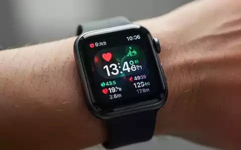 Close-up of an Apple Watch Series 11 on a wrist, displaying health information on its screen. - Foto: über boerse-global.de