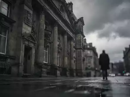 Historisches schottisches Finanzgebäude unter bewölktem Himmel, eine Person entfernt sich, symbolisiert Abnahme oder Abschied. - Foto: über boerse-global.de