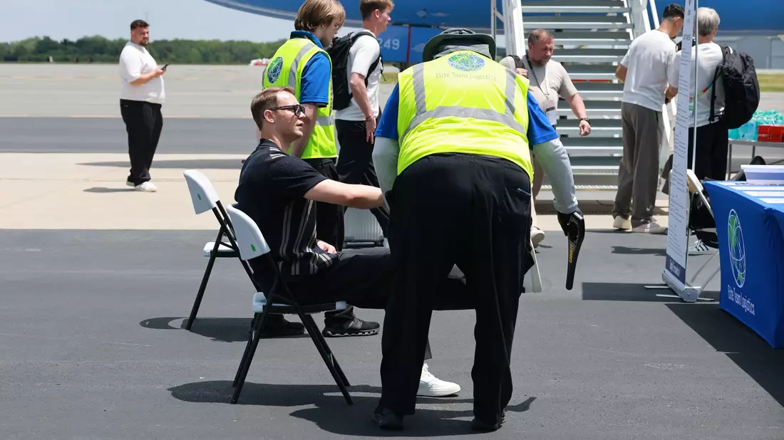 Manuel Neuer wird vor dem Abflug nach Houston kontrolliert.  - Bild: Jan Woitas/dpa