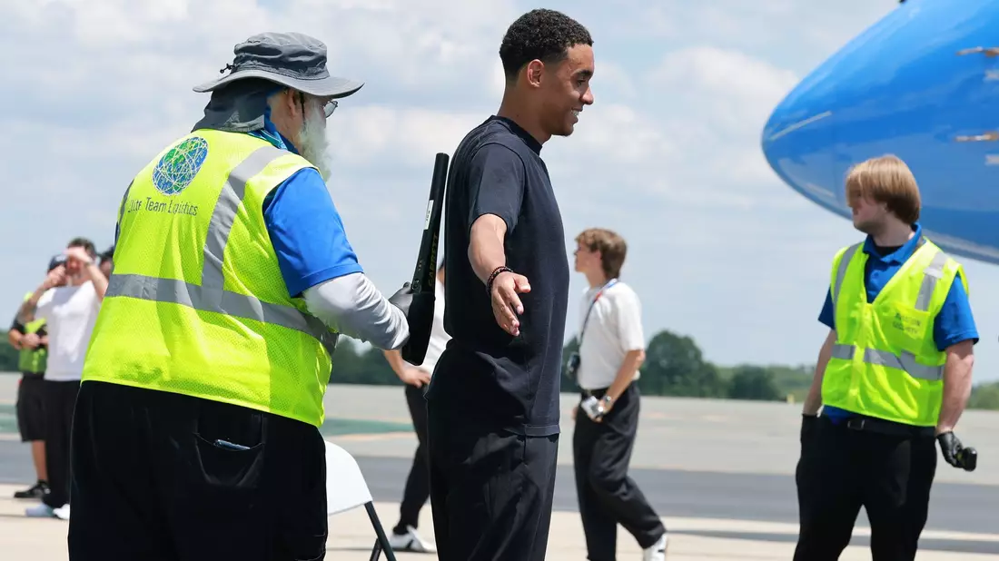 Jamal Musiala beim Security-Check vor dem Abflug der DFB-Elf.  - Bild: Jan Woitas/dpa
