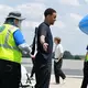 Jamal Musiala beim Security-Check vor dem Abflug der DFB-Elf.  - Bild: Jan Woitas/dpa