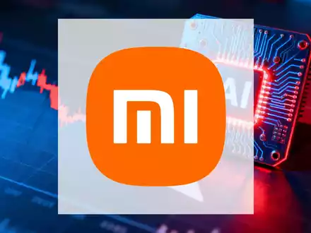Eine stilisierte, leuchtende Platine symbolisiert KI, daneben ein fallender Börsenkurs mit Xiaomi-Logo, der technologischen Fortschritt und finanzielle Schwierigkeiten darstellt. - Foto: über boerse-global.de