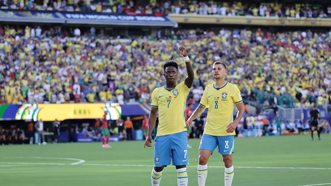 Vinícius Júnior (l.) ist Brasiliens große Offensiv-Hoffnung bei der WM. - Bild: Adam Hunger/AP/dpa