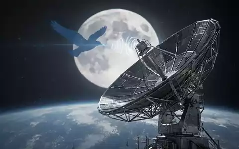 Eine Satellitenschüssel empfängt ein Signal mit einer blauen Vogelsilhouette vor dem Mond im Hintergrund. - Foto: über boerse-global.de