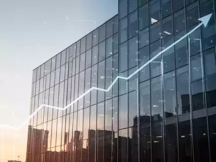 Moderne Bürogebäude-Fassade, die einen klaren Himmel widerspiegelt, mit einer leicht ansteigenden digitalen Wachstumslinie. - Foto: über boerse-global.de