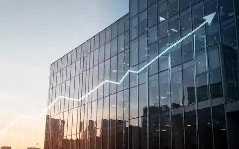 Moderne Bürogebäude-Fassade, die einen klaren Himmel widerspiegelt, mit einer leicht ansteigenden digitalen Wachstumslinie. - Foto: über boerse-global.de