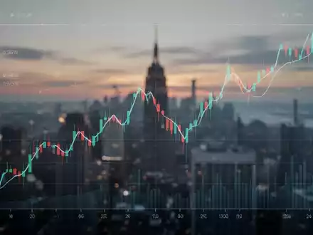 Ein fallender Aktienkurs-Graph über einer verschwommenen Stadtlandschaft bei Dämmerung, der einen starken Rückgang symbolisiert. - Foto: über boerse-global.de