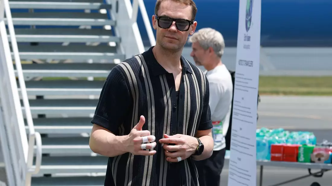 Daumen hoch fürs Comeback im DFB-Tor: Manuel Neuer vor dem Flug nach Houston.  - Bild: Jan Woitas/dpa