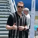 Daumen hoch fürs Comeback im DFB-Tor: Manuel Neuer vor dem Flug nach Houston.  - Bild: Jan Woitas/dpa