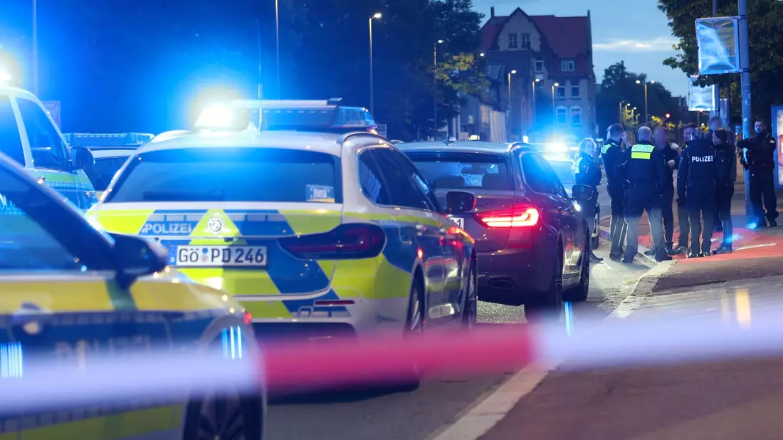 Die Polizei sperrte den Tatort weiträumig ab.  - Bild: Stefan Rampfel/dpa