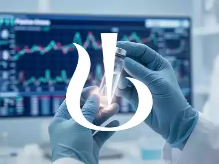 Hände eines Wissenschaftlers, der in einem Labor ein Reagenzglas hält, mit unscharfen medizinischen Daten im Hintergrund. - Foto: über boerse-global.de