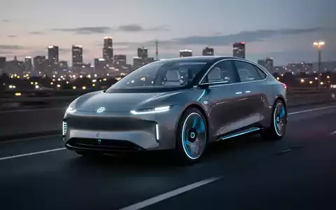 A futuristic autonomous vehicle driving on a highway at dusk, with city lights in the blurred background. - Foto: über boerse-global.de