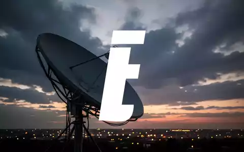 Eine Satellitenschüssel vor einem dramatischen, bewölkten Abendhimmel, symbolisiert den EchoStar-Aktiensturz nach SpaceX-IPO. - Foto: über boerse-global.de