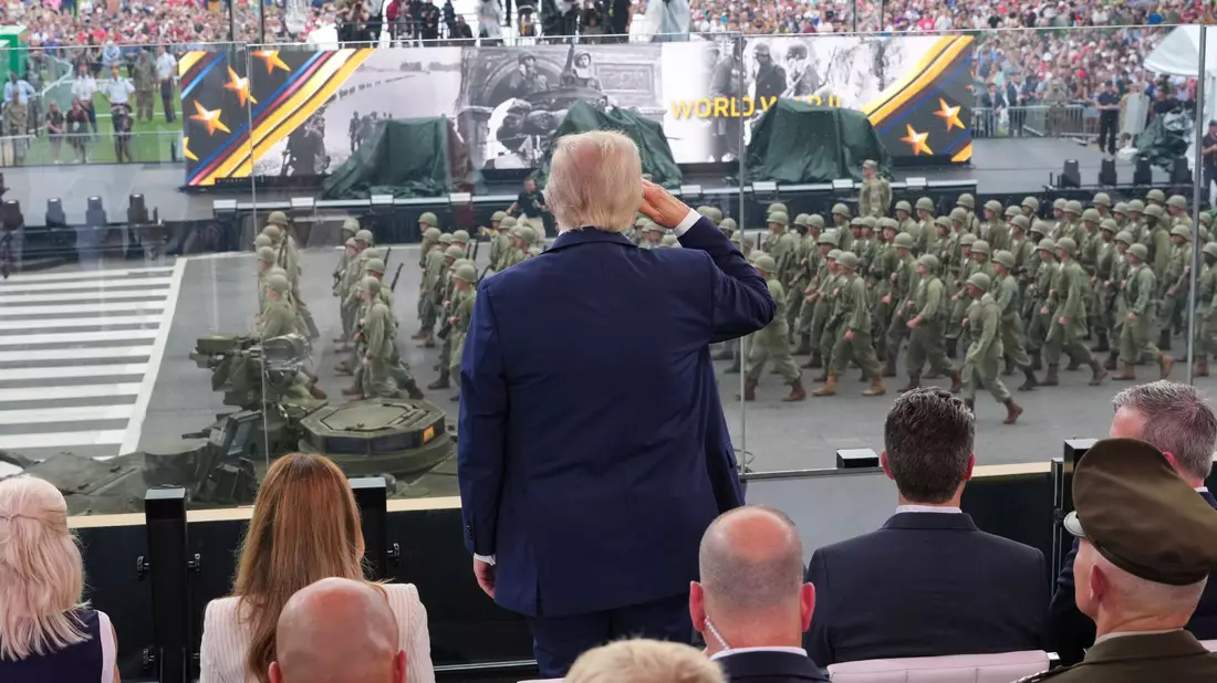 An seinem 79. Geburtstag verfolgte Trump eine Militärparade in Washington. (Archivbild) - Bild: Doug Mills/Pool The New York Times/AP/dpa