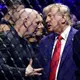 UFC-Boss Dana White (l.) ist ein glühender Anhänger des US-Präsidenten. (Archivbild) - Bild: Adam Hunger/AP/dpa
