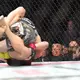 Nicht selten wird einer der UFC-Kämpfer im Ring bewusstlos geprügelt. - Bild: Lynne Sladky/AP/dpa