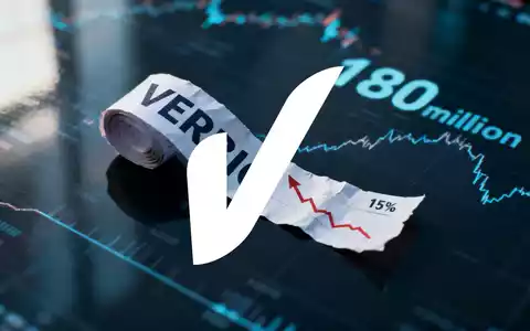 Ein zerknittertes Börsenband mit 'VERBIO' zeigt einen starken AbwĂ€rtstrend, dahinter angedeutete Finanzprognosen. - Foto: ĂŒber boerse-global.de