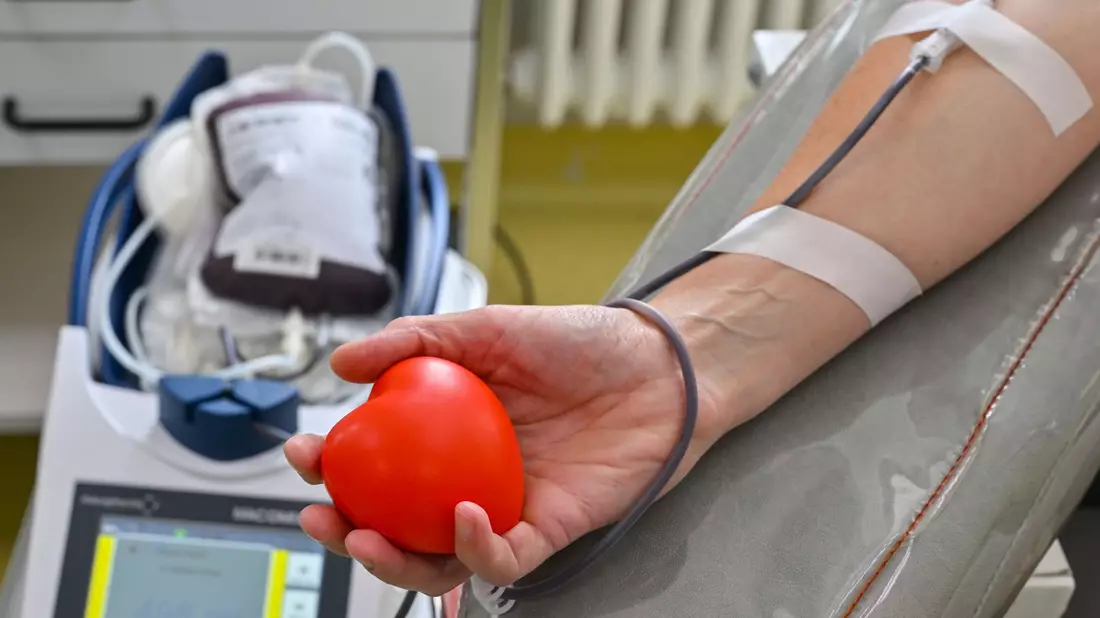 Vor allem jüngeren Altersgruppen sind gefragt, Blut zu spenden.  - Bild: Patrick Pleul/dpa/dpa-tmn