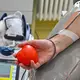 Vor allem jüngeren Altersgruppen sind gefragt, Blut zu spenden.  - Bild: Patrick Pleul/dpa/dpa-tmn