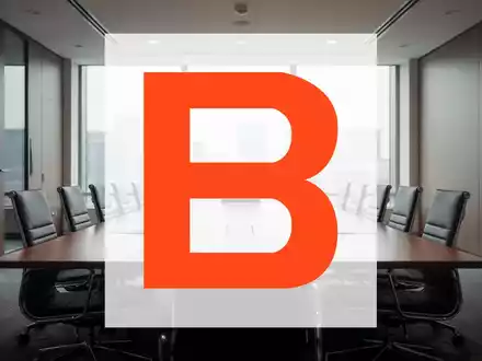 Ein leerer, moderner Konferenzraum mit einem großen Tisch und Stühlen, beleuchtet durch weiches Tageslicht. - Foto: über boerse-global.de