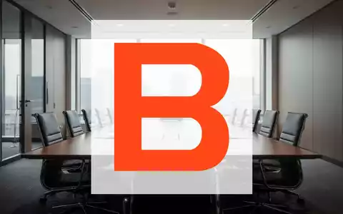 Ein leerer, moderner Konferenzraum mit einem großen Tisch und Stühlen, beleuchtet durch weiches Tageslicht. - Foto: über boerse-global.de