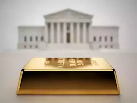Ein Goldbarren spiegelt das Gebäude der Federal Reserve wider und symbolisiert die erste Fed-Sitzung von Warsh. - Foto: über boerse-global.de