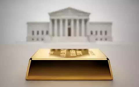 Ein Goldbarren spiegelt das Gebäude der Federal Reserve wider und symbolisiert die erste Fed-Sitzung von Warsh. - Foto: über boerse-global.de