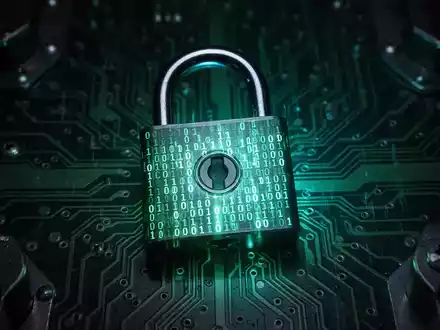 A glowing digital padlock with binary code over a circuit board, symbolizing cybersecurity vulnerabilities and patches. - Foto: über boerse-global.de