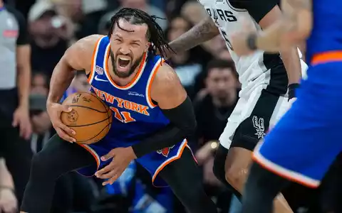 Jalen Brunson und die Knicks hatten wieder keine gute erste Halbzeit und kamen dann zurück ins Spiel. - Foto: Ross D. Franklin/AP/dpa