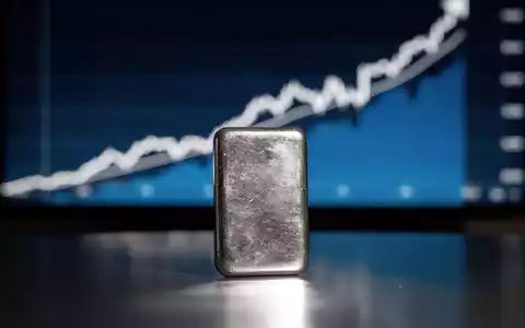 Ein glänzender Silberbarren im Vordergrund, der eine stark steigende Kurskurve auf einem digitalen Bildschirm im Hintergrund widerspiegelt. - Foto: über boerse-global.de