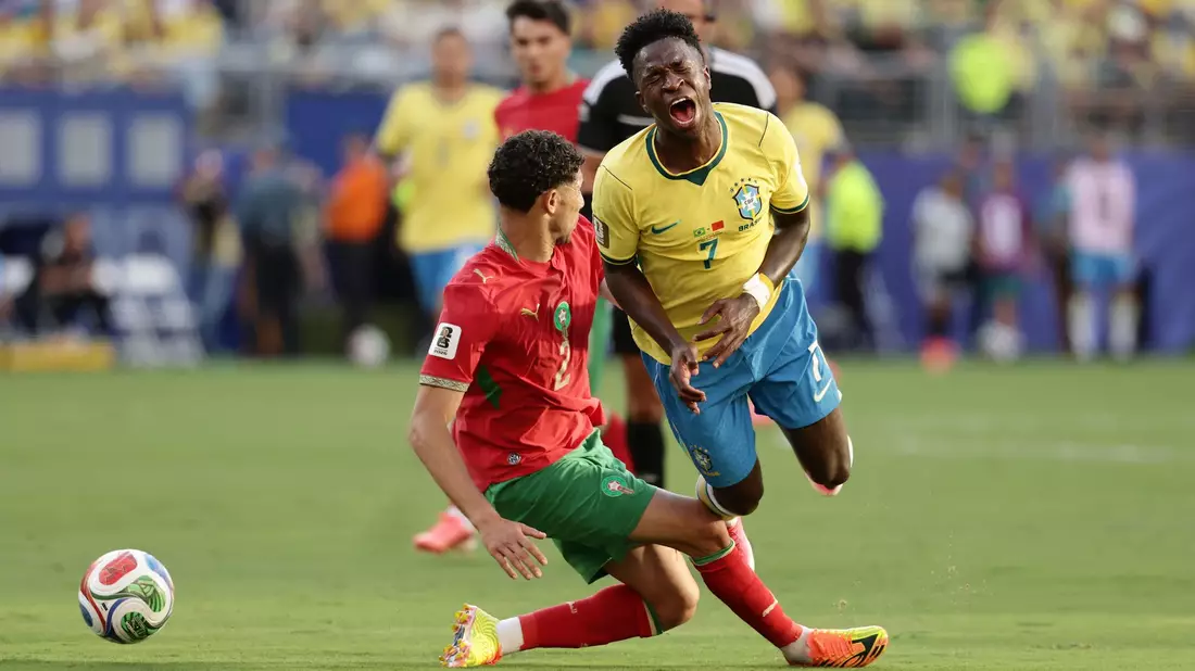Traf sehenswert, musste aber auch einstecken: Brasiliens Vinícius Júnior (r.). - Bild: Adam Hunger/AP/dpa