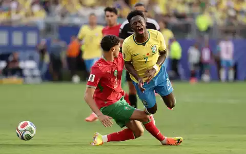 Traf sehenswert, musste aber auch einstecken: Brasiliens Vinícius Júnior (r.). - Foto: Adam Hunger/AP/dpa