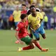 Traf sehenswert, musste aber auch einstecken: Brasiliens Vinícius Júnior (r.). - Bild: Adam Hunger/AP/dpa