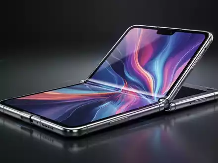A sleek, partially unfolded foldable smartphone with a vibrant, creaseless internal display, set against a minimalist backdrop. - Foto: über boerse-global.de