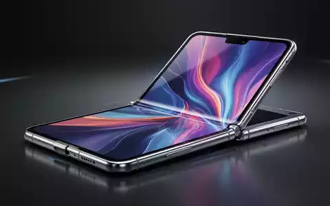 A sleek, partially unfolded foldable smartphone with a vibrant, creaseless internal display, set against a minimalist backdrop. - Foto: über boerse-global.de