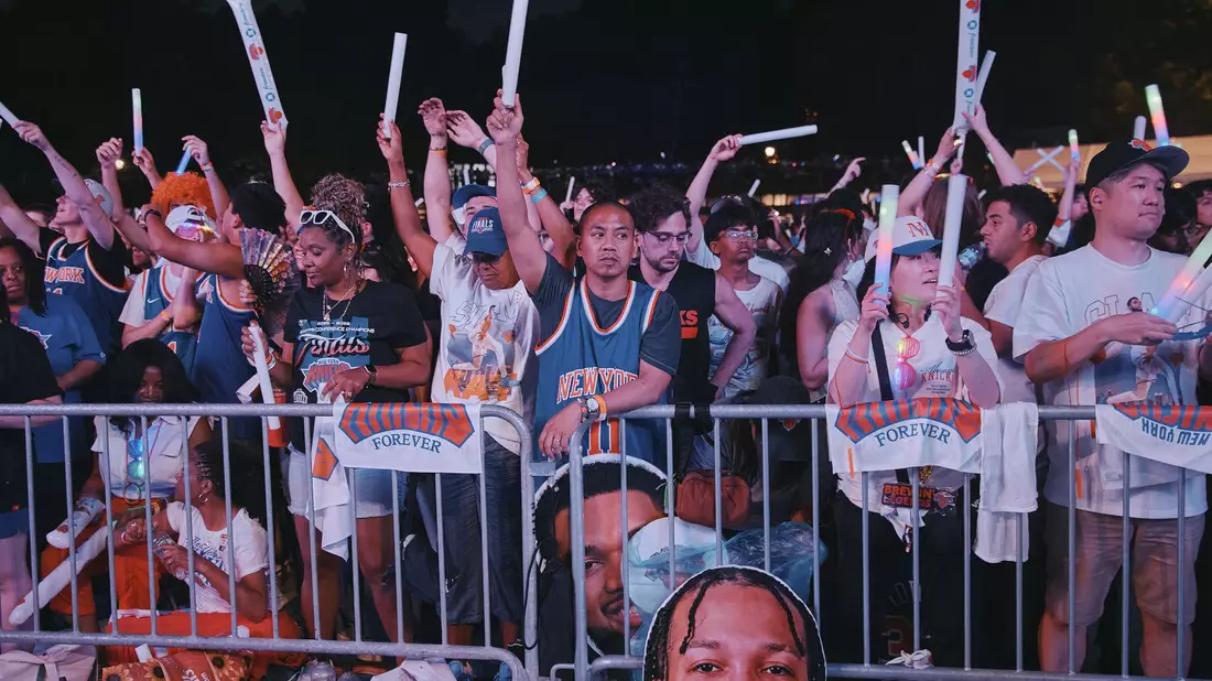 Überall in New York feierten Fans der Knicks. - Bild: Andres Kudacki/FR170905 AP/AP/dpa