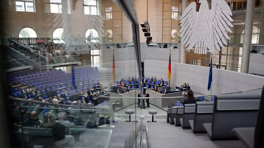 Wenn die Demokratie bröckelt, schadet das meinem Unternehmen - so sehen das laut einer Umfrage 78 Prozent der deutschen Führungskräfte. (Symbolbild) - Bild: Markus Lenhardt/dpa