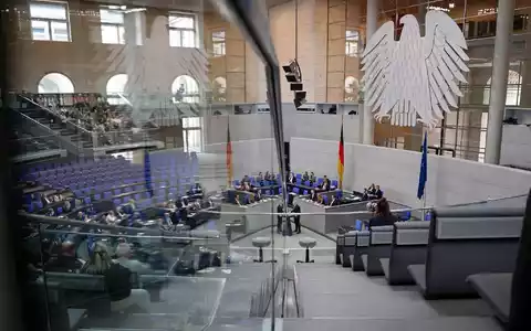 Wenn die Demokratie bröckelt, schadet das meinem Unternehmen - so sehen das laut einer Umfrage 78 Prozent der deutschen Führungskräfte. (Symbolbild) - Foto: Markus Lenhardt/dpa